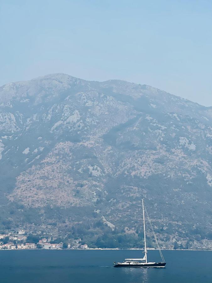 Chic Sea Front Apartment With Breathtaking Kotor Bay View Donji Stoliv Exteriör bild